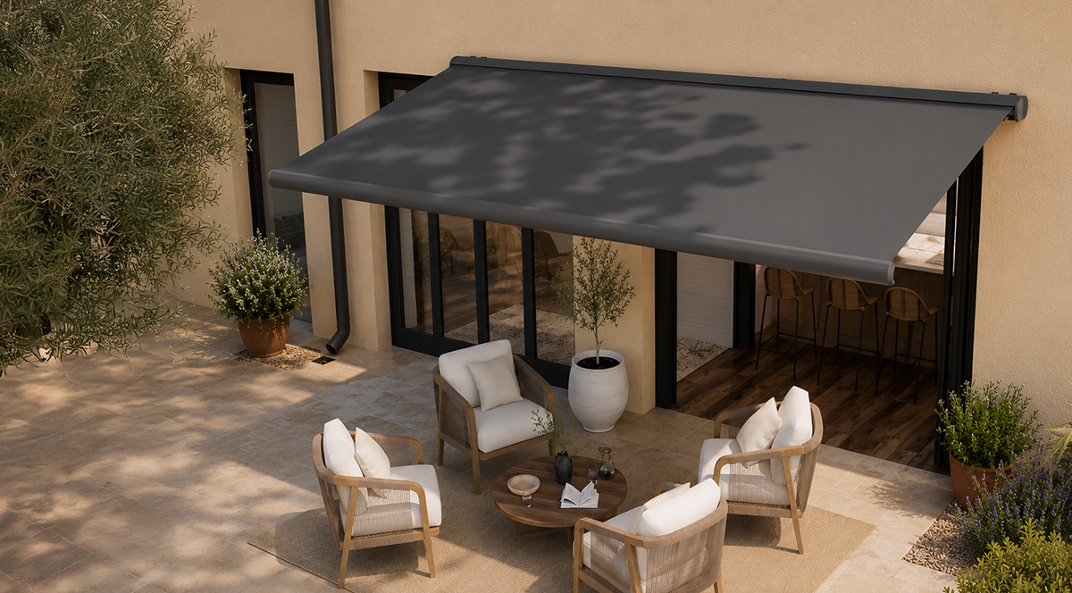 Store banne int&eacute;gral avec toile Dickson install&eacute; sur une terrasse