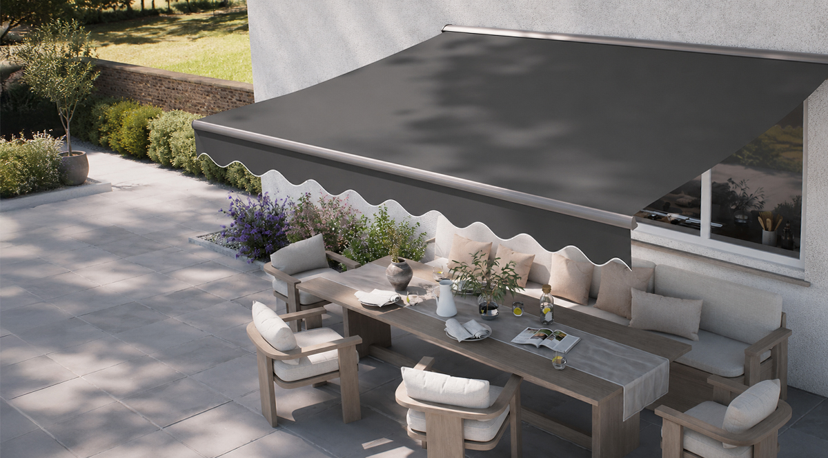 Store banne demi coffre install&eacute; sur une terrasse