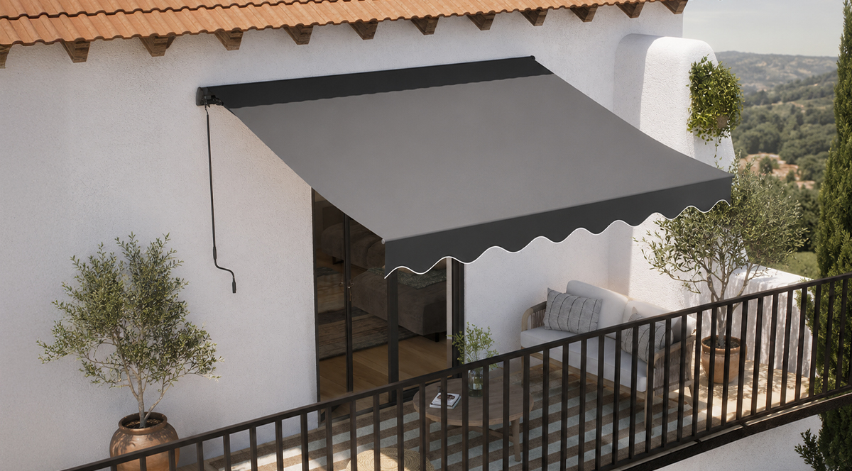 Store banne monobloc install&eacute; devant une baie vitr&eacute;e