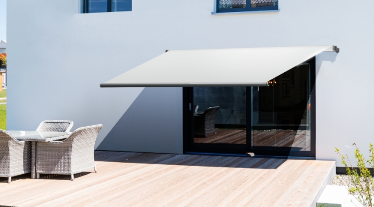 Store banne monobloc installé devant une baie vitrée