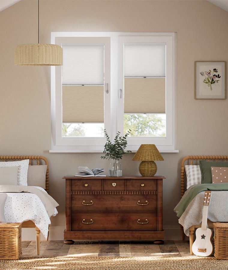 Store pliss� jour nuit adh�sif occultant et tamisant beige clair et blanc