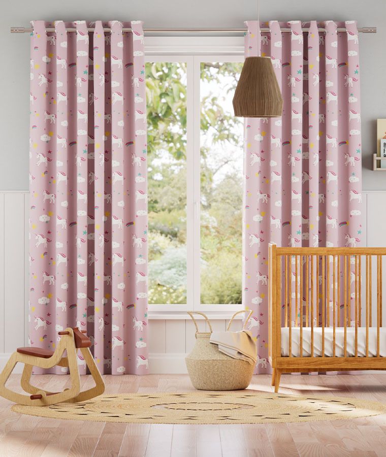 Rideau motif chambre enfant occultant reves de licorne rose