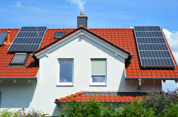 plusieurs volets roulants solaires installés