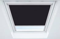 Store velux occultant noir qui crée le noir dans une pièce.